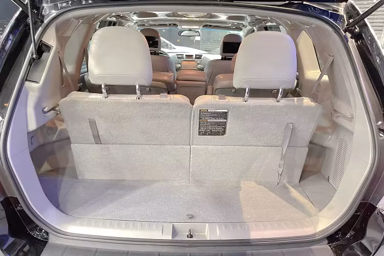 Có thể nói, tầm tiền khoảng 800 triệu để mua xe khá lỡ cỡ, thay vì tiếp cận các mẫu CUV hạng C phiên bản tiêu chuẩn giá rẻ, thì trong tầm giá này, người mua có thể chọn Highlander đời cũ vượt trội hơn về kích thước rộng rãi và khả năng vận hành đầm chắc.