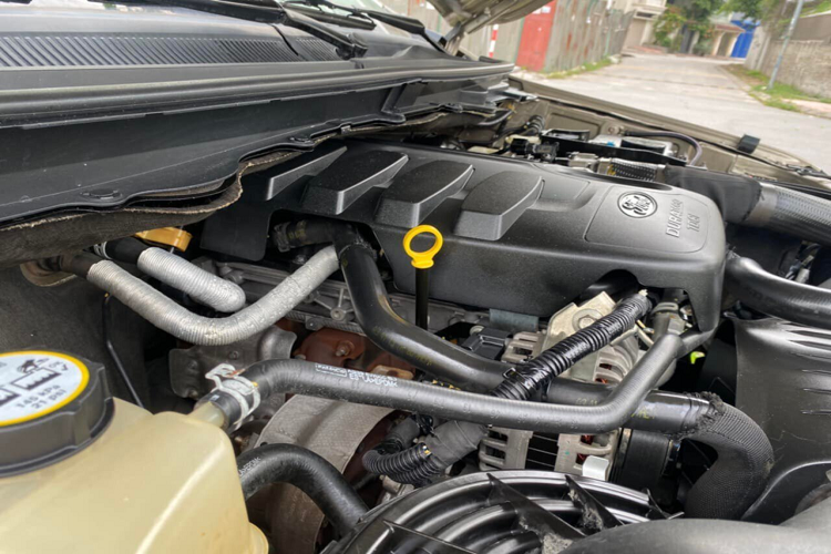 Người lái mất đôi chút thời gian căn chỉnh khi đỗ xe. Hàng ghế sau khá đứng. Hệ thống an toàn có ABS, cân bằng điện tử và hỗ trợ khởi hành ngang dốc.