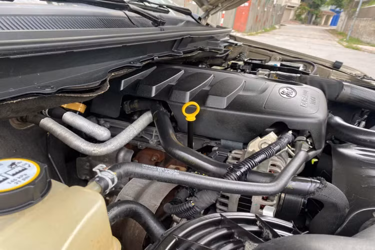 Người lái mất đôi chút thời gian căn chỉnh khi đỗ xe. Hàng ghế sau khá đứng. Hệ thống an toàn có ABS, cân bằng điện tử và hỗ trợ khởi hành ngang dốc.