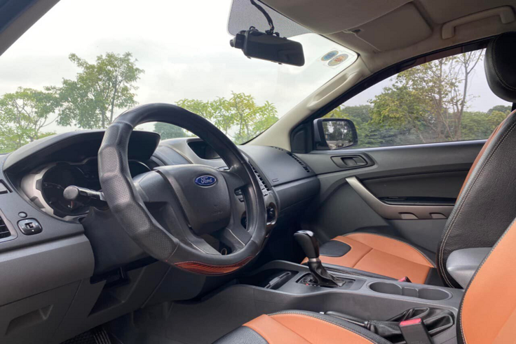 Các trang bị ở phiên bản động cơ diesel 2.2 lít (150 mã lực, 378 Nm) khá cơ bản với đèn pha halogen, ghế trước chỉnh cơ, ghế bọc nỉ, hệ thống giải trí cơ bản với đài FM, USB, xe không có kết nối không dây bluetooth và điều khiển bằng giọng nói.