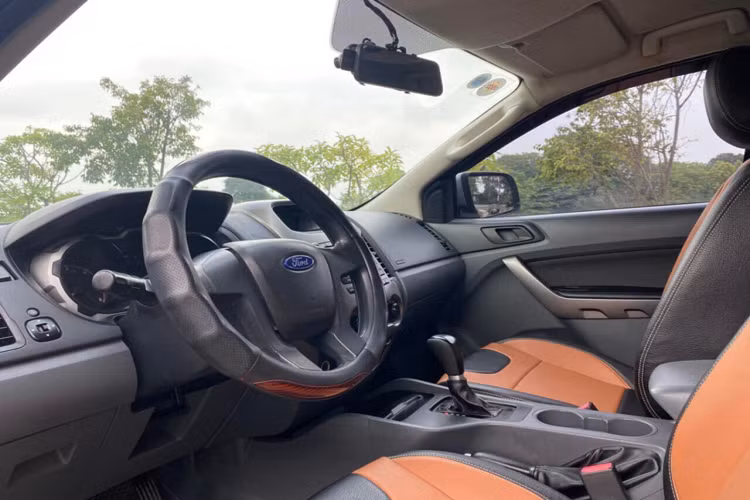 Các trang bị ở phiên bản động cơ diesel 2.2 lít (150 mã lực, 378 Nm) khá cơ bản với đèn pha halogen, ghế trước chỉnh cơ, ghế bọc nỉ, hệ thống giải trí cơ bản với đài FM, USB, xe không có kết nối không dây bluetooth và điều khiển bằng giọng nói.