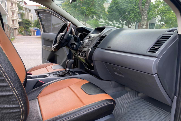 Ngoài ra, xe vẫn dùng chìa cơ, không hiện đại như chìa khoá điện tử. Chiếc xe trong hình đã được chủ xe bọc lại ghế da hai màu tương phản. Với những người đang cầm lái xe sedan, bước lên bán tải là một thế giới hoàn toàn mới.