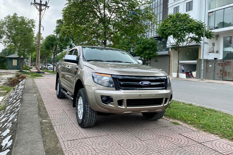 Mức giá xe Ford Ranger 2014 cũ này chỉ tương đương các xe hạng A cùng tầm tiền. Ford Ranger thế hệ hiện tại được giới thiệu ở Việt Nam vào năm 2014. Xe gồm 2 cấu hình động cơ diesel 3.2 và 2.2 lít.