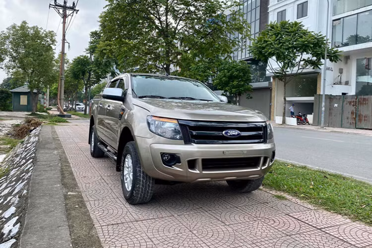 Mức giá xe Ford Ranger 2014 cũ này chỉ tương đương các xe hạng A cùng tầm tiền. Ford Ranger thế hệ hiện tại được giới thiệu ở Việt Nam vào năm 2014. Xe gồm 2 cấu hình động cơ diesel 3.2 và 2.2 lít.