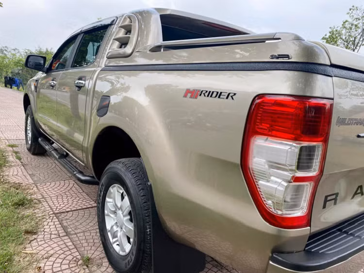 Ranger bản động cơ 3.2 lít (công suất 200 mã lực, mô-men xoắn 470 Nm) với hộp số tự động 6 cấp sở hữu nhiều trang bị, công nghệ hiện đại đặc biệt là hệ dẫn động 4 bánh.