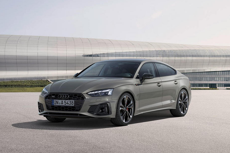 Audi cũng sẽ cung cấp vỏ đèn pha màu khói (thường chỉ có trên các mẫu RS cao cấp) dành cho A4 và S4 trong khi Audi A5 và S5 được trang bị đèn pha Matrix LED và Audi Laser Light.