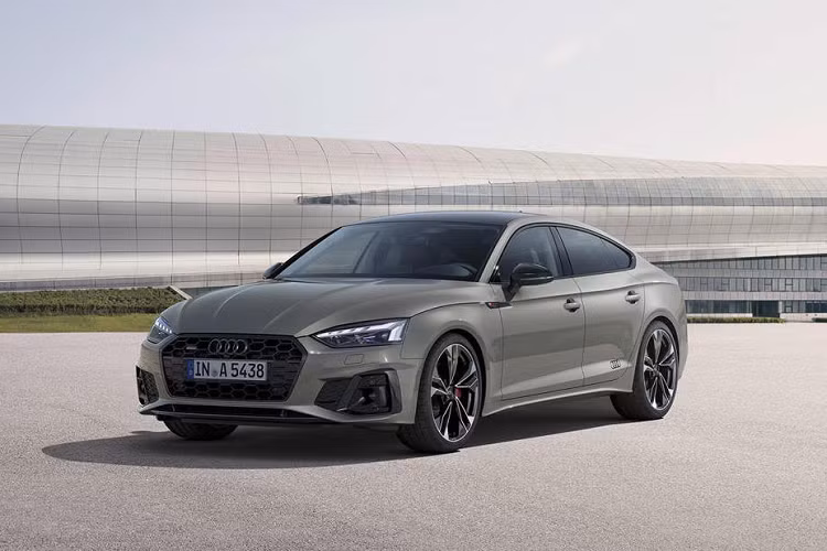 Audi cũng sẽ cung cấp vỏ đèn pha màu khói (thường chỉ có trên các mẫu RS cao cấp) dành cho A4 và S4 trong khi Audi A5 và S5 được trang bị đèn pha Matrix LED và Audi Laser Light.