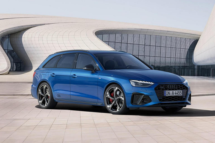 Audi A5 Cabriolet có khung kính chắn gió, đường viền khe cửa sổ, đường viền cửa sổ bên và đường viền trên nắp hộp đựng đồ được mạ chrome. Audi S4 và S5, cũng như các mẫu A4 và A5 với gói S Line, được trang trí bằng các đầu ống xả mạ chrome tối màu trong khi thành phần này của S5 Cabriolet có lớp sơn đen bóng.