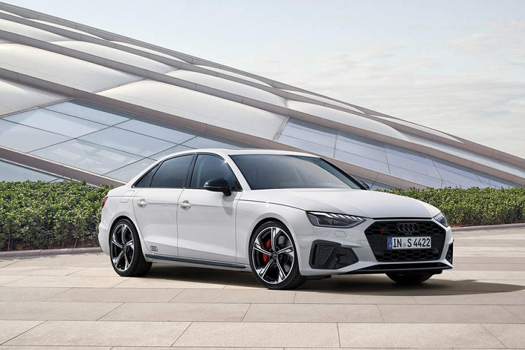 Gói độ Audi Competition Edition Plus bổ sung thêm gương chiếu hậu bên màu đen, đèn chiếu logo LED với biểu tượng S, gói đèn chiếu sáng xung quanh, kẹp phanh màu đỏ cho một số mẫu xe nhất định và decal 'Audi Rings' màu đen Brilliant Black trên cửa sau hoặc bảng điều khiển bên dưới trên Audi A5 Coupe và Cabriolet.