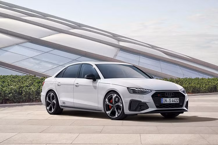 Gói độ Audi Competition Edition Plus bổ sung thêm gương chiếu hậu bên màu đen, đèn chiếu logo LED với biểu tượng S, gói đèn chiếu sáng xung quanh, kẹp phanh màu đỏ cho một số mẫu xe nhất định và decal 'Audi Rings' màu đen Brilliant Black trên cửa sau hoặc bảng điều khiển bên dưới trên Audi A5 Coupe và Cabriolet.