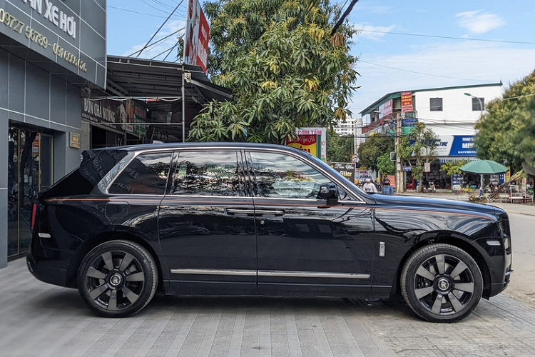 Cullinan là một chiếc xe vô cùng đặc biệt, minh chứng rõ ràng nhất đến từ cái tên của xe – “Cullinan”, đây là tên của viên kim cương lớn nhất thế giới từng được tìm thấy ở Châu Phi và hiện đang được đính trên vương miện của Nữ hoàng Anh. Không chỉ có ngoại hình bóng bẩy và đẳng cấp, Cullinan còn có khả năng offroad đỉnh cao với cơ chế dẫn động AWD thay cho RWD trên các mẫu xe trước đây. 