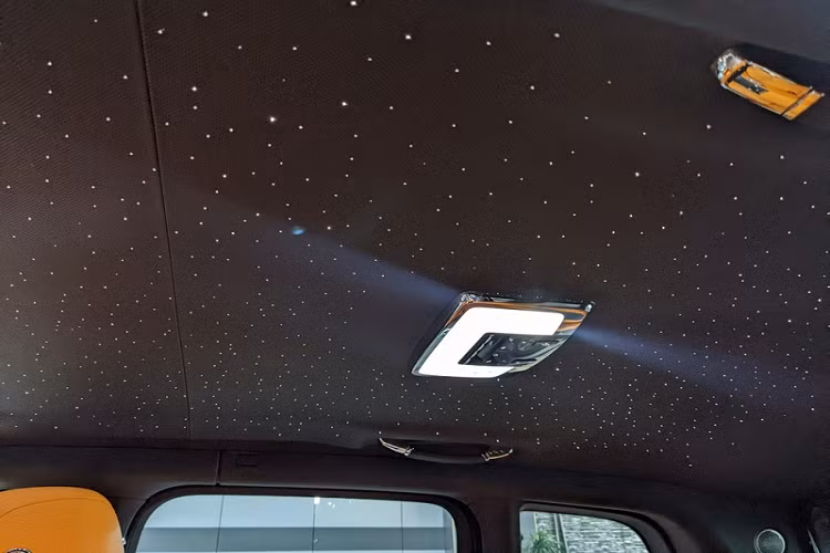 Ở bên trong, Rolls-Royce Cullinan của đại gia Hà Tĩnh gây ấn tượng với nội thất bọc da 2 tông màu cam và đen phong cách Hermes, kết hợp các bề mặt ốp gỗ nhám trên bảng táp-lô hay cửa xe.