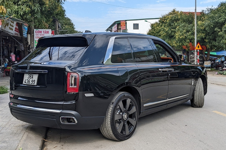 "Trái tim" của Rolls-Royce Cullinan là khối động cơ V12 tăng áp kép với dung tích 6,75 lít cho ra công suất 563 mã lực và mô men xoắn 850 Nm. Một con số vô cùng ấn tượng với một chiếc SUV siêu sang đúng nghĩa. Mức giá xe Rolls-Royce Cullinan hiện đang được bán theo diện chính hãng là từ 31 tỷ đồng, chưa bao gồm các tuỳ chọn.
