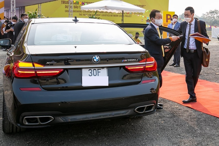 Ngoài ra, gia đình bầu Hiển còn nhiều xe khủng khác và đắt tiền nhất phải kể đến xe siêu sang Rolls-Royce Phantom "Peace &amp; Glory" có giá hơn 80 tỷ đồng và chỉ có đúng một chiếc trên thế giới. Ngoài ra còn có xe siêu sang Mercedes-Maybach S650 có giá trên 16 tỷ đồng và chiếc xe MPV hạng sang Lexus LM 350 thuộc bản 4 chỗ ngồi có giá bán lên đến 8,2 tỷ đồng.