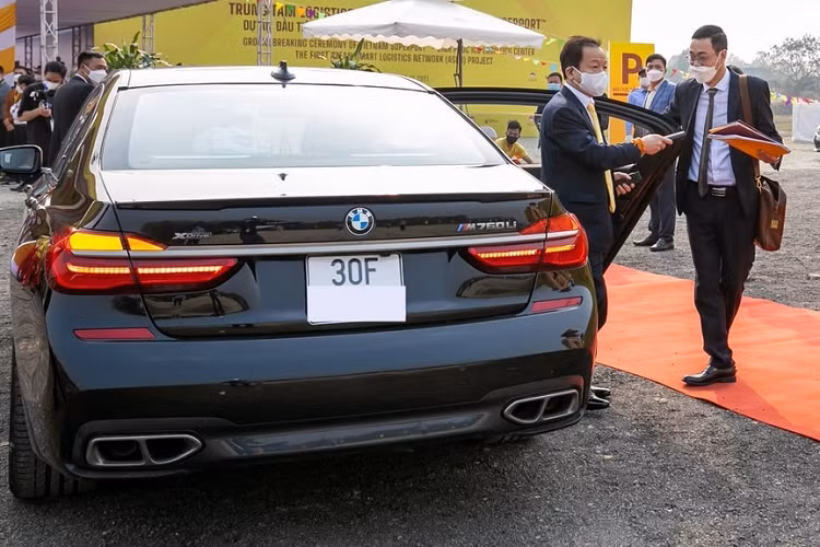 Ngoài ra, gia đình bầu Hiển còn nhiều xe khủng khác và đắt tiền nhất phải kể đến xe siêu sang Rolls-Royce Phantom "Peace &amp; Glory" có giá hơn 80 tỷ đồng và chỉ có đúng một chiếc trên thế giới. Ngoài ra còn có xe siêu sang Mercedes-Maybach S650 có giá trên 16 tỷ đồng và chiếc xe MPV hạng sang Lexus LM 350 thuộc bản 4 chỗ ngồi có giá bán lên đến 8,2 tỷ đồng.