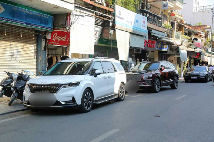 Tổng giá trị dàn xe sang nhà bầu Hiển phải trên 150 tỷ đồng. SUV siêu sang Bentley Bentayga V8 First Edition mới được Đỗ Vinh Quang sử dụng để sang nhà vợ sắp cưới được trang bị động cơ xăng V8, tăng áp kép, dung tích 4.0 lít, sản sinh ra công suất tối đa 542 mã lực và mô-men xoắn cực đại lên đến 770 Nm.