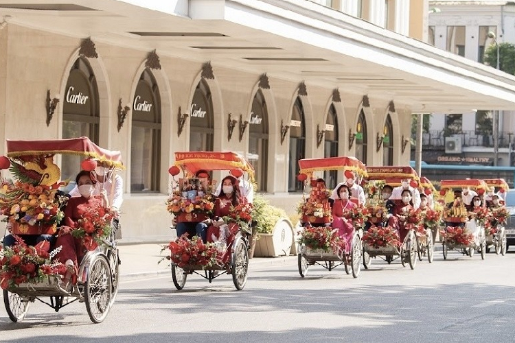 Hình ảnh chụp lại cho thấy, ngoài dàn xe xích lô mướn ra, Đỗ Vinh Quang còn chọn chiếc SUV siêu sang Bentley Bentayga V8 First Edition của mình làm xe di chuyển đến nhà vợ sắp cưới Đỗ Mỹ Linh, còn vợ chồng bầu Hiển lại ngồi hàng ghế sau của chiếc xe BMW M760Li độc nhất Việt Nam. Anh trai của Đỗ Vinh Quang cũng xuất hiện nhưng "cận vệ" Lamborghini Urus lại không có mặt.