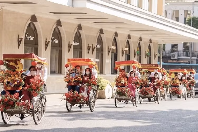 Hình ảnh chụp lại cho thấy, ngoài dàn xe xích lô mướn ra, Đỗ Vinh Quang còn chọn chiếc SUV siêu sang Bentley Bentayga V8 First Edition của mình làm xe di chuyển đến nhà vợ sắp cưới Đỗ Mỹ Linh, còn vợ chồng bầu Hiển lại ngồi hàng ghế sau của chiếc xe BMW M760Li độc nhất Việt Nam. Anh trai của Đỗ Vinh Quang cũng xuất hiện nhưng "cận vệ" Lamborghini Urus lại không có mặt.