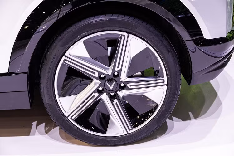 So với người anh em VF e34 tại Việt Nam, mẫu VinFast VF7 chạy điện có diện mạo hoàn toàn khác biệt, bắt mắt và có phần sang hơn, nhưng vẫn giữ phong cách đậm chất tương lai. Các điểm nhấn đặc trưng trên VF7 không thể không nhắc đến logo chữ V ở mặt calăng và đuôi xe.