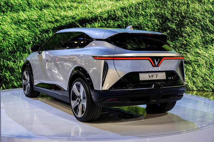 Bên trong khoang lái, vẻ hiện đại và cao cấp của VinFast VF6 tiếp tục được thể hiện qua thiết kế nội thất cao cấp phối hai tông màu Đen Đỏ. Chính giữa táp-lô là màn hình giải trí kích thước lớn, bên dưới là bảng điều khiển trung tâm tối giản. Vô lăng xe có thiết kế 3 chấu tích hợp cụm phím điều khiển ở hai bên, bảng đồng hồ của xe dường như được thiết kế hơi chìm xuống trên mặt táp lô, có vẻ chỉ hiển thị các thông số vận hành đơn giản của xe.