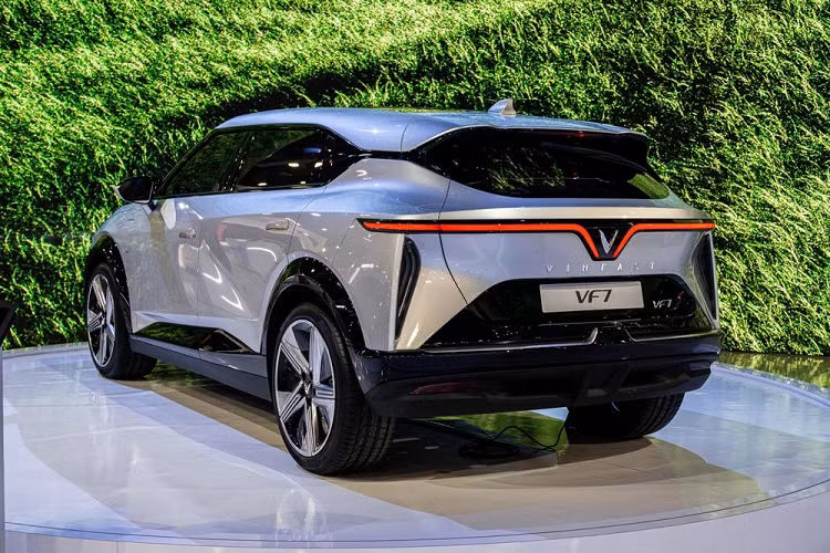 Bên trong khoang lái, vẻ hiện đại và cao cấp của VinFast VF6 tiếp tục được thể hiện qua thiết kế nội thất cao cấp phối hai tông màu Đen Đỏ. Chính giữa táp-lô là màn hình giải trí kích thước lớn, bên dưới là bảng điều khiển trung tâm tối giản. Vô lăng xe có thiết kế 3 chấu tích hợp cụm phím điều khiển ở hai bên, bảng đồng hồ của xe dường như được thiết kế hơi chìm xuống trên mặt táp lô, có vẻ chỉ hiển thị các thông số vận hành đơn giản của xe.