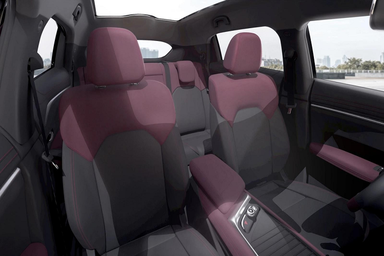 Phần mui xe có thiết kế vuốt xuôi về phía sau nhưng có hiệu ứng lơ lửng khá đẹp mắt nhờ thiết kế kính cửa liên kết với kính cửa cốp và các cột màu đen. Hiện tại, VinFast VF7 vẫn đang là xe Concept ý tưởng nên vẫn trang bị bộ mâm có kích thước 21 khá lớn. Dự kiến phiên bản thương mại của xe sẽ sử dụng bộ mâm và lốp nhỏ hơn. 