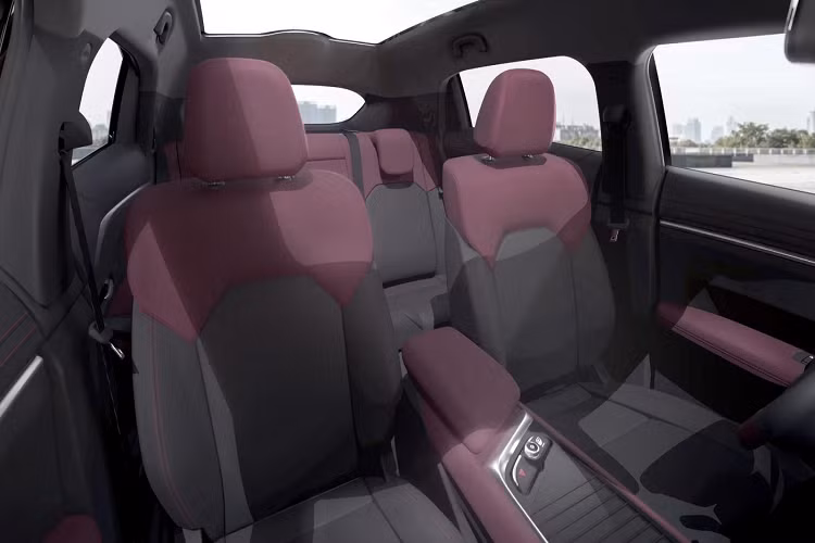 Phần mui xe có thiết kế vuốt xuôi về phía sau nhưng có hiệu ứng lơ lửng khá đẹp mắt nhờ thiết kế kính cửa liên kết với kính cửa cốp và các cột màu đen. Hiện tại, VinFast VF7 vẫn đang là xe Concept ý tưởng nên vẫn trang bị bộ mâm có kích thước 21 khá lớn. Dự kiến phiên bản thương mại của xe sẽ sử dụng bộ mâm và lốp nhỏ hơn. 