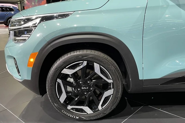 Khi mua Kia Seltos 2023, khách hàng Mỹ có thể chọn các màu sơn ngoại thất mới như xanh nhạt Pluton Blue, đen Fusion Black và xanh lá Valais Green. Ngoài ra, khách hàng có thể chọn phiên bản X-Line với thiết kế thể thao hơn nhờ lưới tản nhiệt màu xám nòng súng, những chi tiết ốp ngoại thất màu đen bóng, baga nóc và vành hợp kim 18 inch khác biệt.