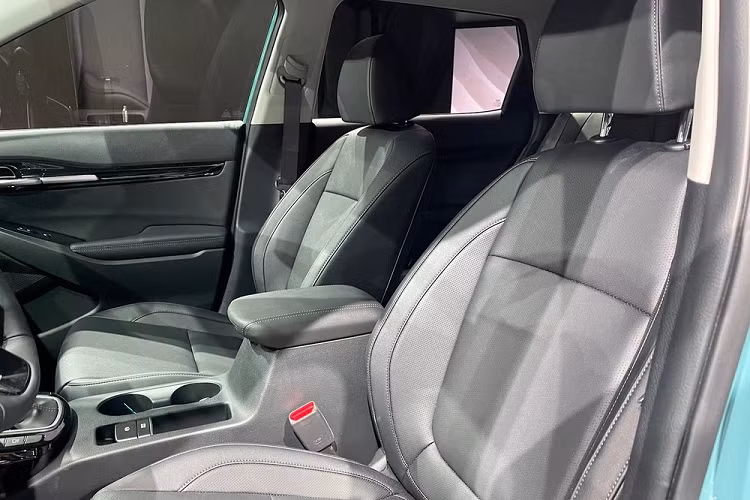 Trong khi đó, trang bị an toàn của xe ở thị trường Mỹ bao gồm hệ thống hỗ trợ tránh va chạm phía trước, có thể phát hiện người đi xe đạp/đi bộ, hệ thống cảnh báo điểm mù, hỗ trợ giới hạn tốc độ và cảnh báo giới hạn tốc độ thông minh.