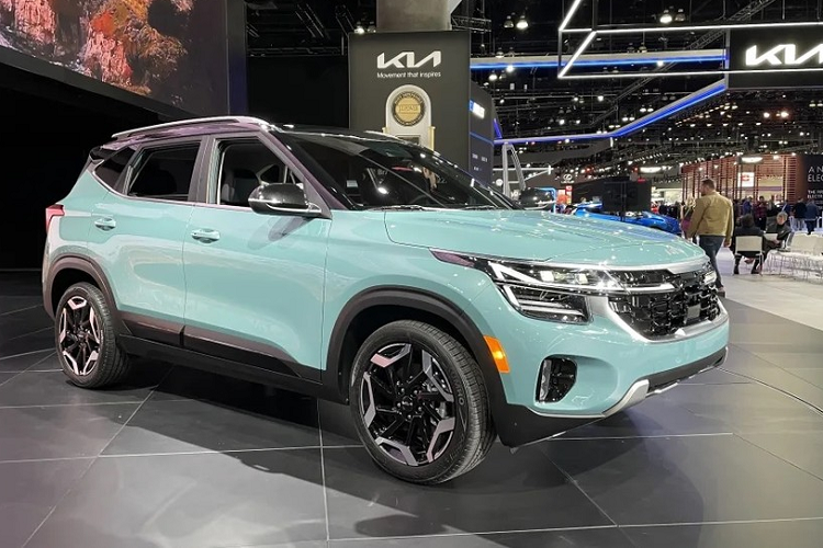 Trong khi đó, ở phía sau, mẫu SUV cỡ B này được bổ sung cụm đèn hậu LED mới và cũng có thiết kế lấy cảm hứng từ bản đồ sao. Đèn hậu của xe còn ăn sâu vào bên trong cửa cốp, đến logo của hãng Kia. Tiếp đến là cản sau mới, đèn phản quang được đặt chung hốc với đèn lùi và tấm ốp gầm màu bạc cỡ lớn hơn.