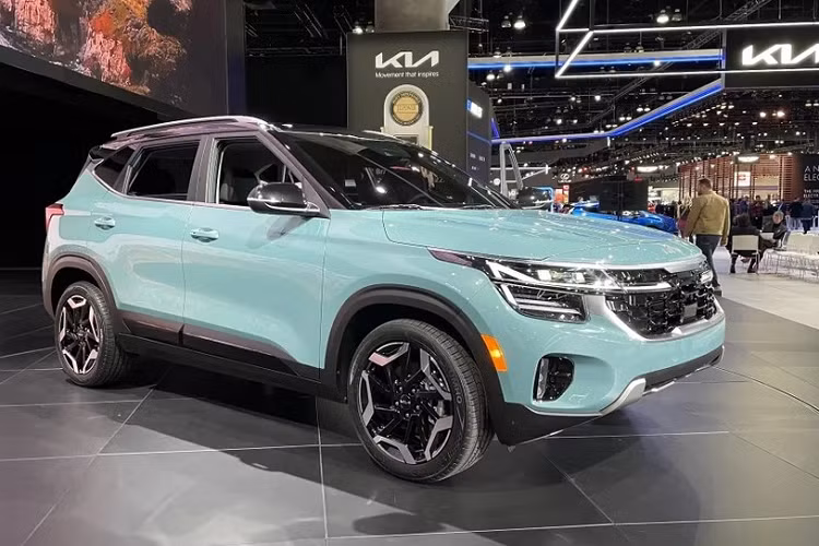 Trong khi đó, ở phía sau, mẫu SUV cỡ B này được bổ sung cụm đèn hậu LED mới và cũng có thiết kế lấy cảm hứng từ bản đồ sao. Đèn hậu của xe còn ăn sâu vào bên trong cửa cốp, đến logo của hãng Kia. Tiếp đến là cản sau mới, đèn phản quang được đặt chung hốc với đèn lùi và tấm ốp gầm màu bạc cỡ lớn hơn.