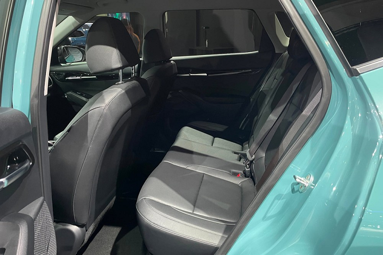 Chưa hết, Kia Seltos 2023 còn có hệ thống hỗ trợ đèn pha, hỗ trợ bám làn đường và quan sát phía sau. Ở bản cao cấp, xe còn có hệ thống kiểm soát hành trình thích ứng, hỗ trợ lái xe trên cao tốc, cảnh báo va chạm khi mở cửa và hỗ trợ tránh va chạm với phương tiện cắt ngang khi lùi.