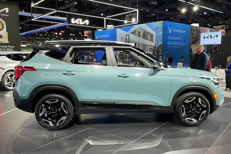 Thứ hai là động cơ xăng 4 xi-lanh, tăng áp, dung tích 1.6L nâng cấp, cho công suất tối đa 195 mã lực, mạnh hơn 20 mã lực so với trước. Động cơ này đi với hộp số tự động 8 cấp mới thay vì loại tự động ly hợp kép 7 cấp. Dự kiến, Kia Seltos 2023 tại Mỹ sẽ bán ra vào nửa đầu năm sau.