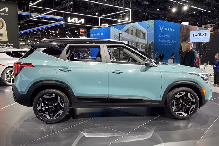 Thứ hai là động cơ xăng 4 xi-lanh, tăng áp, dung tích 1.6L nâng cấp, cho công suất tối đa 195 mã lực, mạnh hơn 20 mã lực so với trước. Động cơ này đi với hộp số tự động 8 cấp mới thay vì loại tự động ly hợp kép 7 cấp. Dự kiến, Kia Seltos 2023 tại Mỹ sẽ bán ra vào nửa đầu năm sau.