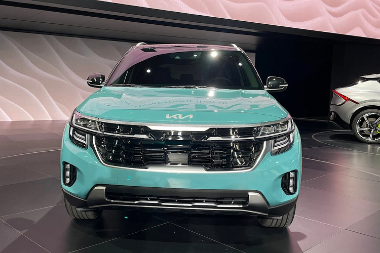 So với xe ở Hàn Quốc, mẫu xe SUV Kia Seltos 2023 dành cho thị trường Mỹ sở hữu ngoại hình không có gì khác biệt. Xe cũng được áp dụng phong cách thiết kế hiện đại hơn phiên bản cũ. Khu vực đầu xe được thiết kế táo bạo với lưới tản nhiệt hình "mũi hổ" cỡ lớn hơn, nối liền với đèn pha LED mới.