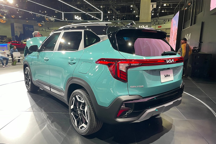 Tuy nhiên, Kia Seltos 2023 dành cho thị trường Mỹ vẫn dùng cần số quen thuộc thay vì núm xoay chuyển số như xe ở Hàn Quốc. Những trang bị tùy chọn của xe gồm có cửa cốp chỉnh điện, ghế trước thông hơi, tính năng cập nhật phần mềm qua WiFi và công nghệ khóa kỹ thuật số, dùng điện thoại thông minh thay cho chìa khóa.