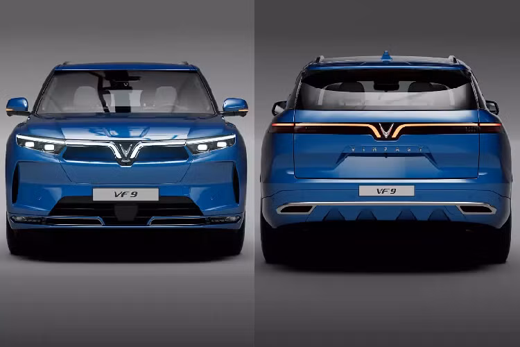 Phiên bản Vinfast VF9 2023 nâng cấp đang chạy thử này khá thú vị. Dù ngoại hình tổng thế trông vẫn tương tự với VF9 nhưng nó có một số điểm khác biệt thú vị. VF9 hiện tại có đèn pha tương đối đơn giản với thiết kế hình tam giác. Trong khi đó, phiên bản ngụy trang này có kiểu thiết kế đèn pha chia đôi tương tự như VF 8. Cản trước nhỏ hơn, tương tự VF8.