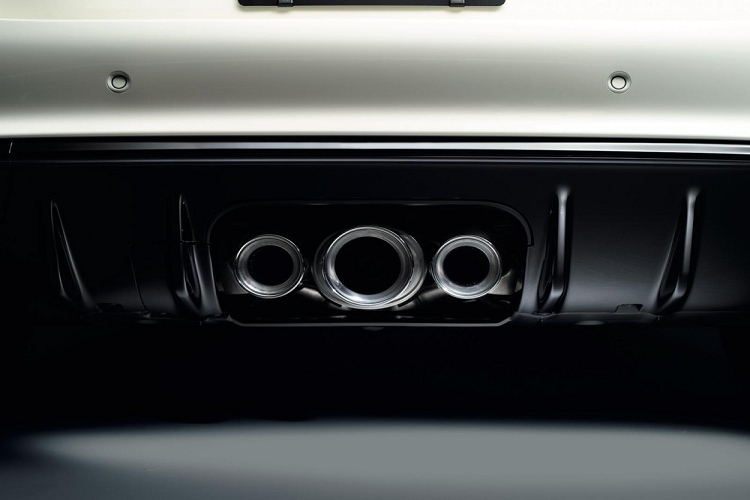 Đằng sau, Honda Civic Type R 2023 cũng được bổ sung cản va mới với khe gió nằm dọc ở hai bên và bộ khuếch tán gió tích hợp 3 ống xả ở giữa.3 chi tiết này giúp tăng cường khả năng làm mát cho động cơ và hệ thống phanh của xe.