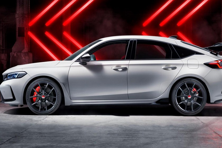 Tiếp đến là chắn bùn rộng hơn trước mặc dù bộ vành của Honda Civic Type R 2023 giảm đường kính xuống còn 19 inch thay vì 20 inch như thế hệ cũ. Bộ vành mới đi kèm lốp Michelin Pilot Sport 4S rộng hơn với kích thước 265/30R19.