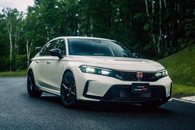 Sau khi bị rò rỉ hình ảnh, Honda Civic Type R thế hệ mới đã chính thức ra mắt vào ngày hôm nay, 21/7/2022, ở thị trường Nhật Bản. 2022 cũng là năm kỷ niệm 50 năm ra đời của dòng xe Honda Civic và 30 năm ra đời của Civic Type R.
