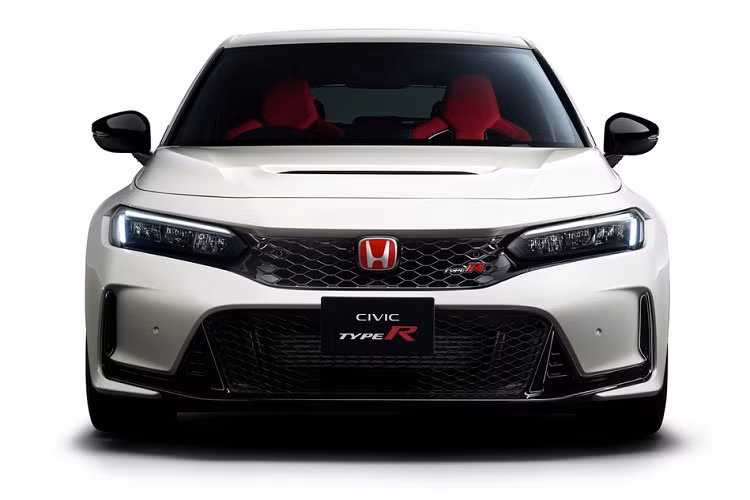 So với các phiên bản còn lại của dòng Civic, Honda Civic Type R 2023 tạo điểm nhấn khác biệt bằng cản trước thiết kế mới, đi kèm hốc gió trung tâm cỡ lớn hơn, nối liền với khe gió nằm dọc ở 2 góc đầu xe.