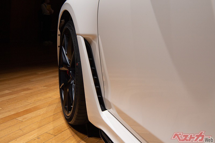 Chắn bùn trước còn tích hợp khe gió nhỏ phía sau. Trong khi đó, cửa sau được tăng bề ngang để phù hợp với dáng vẻ thể thao và thấp hơn của Honda Civic Type R 2023. Ngoài ra, xe còn được trang bị cánh lướt gió bên sườn.