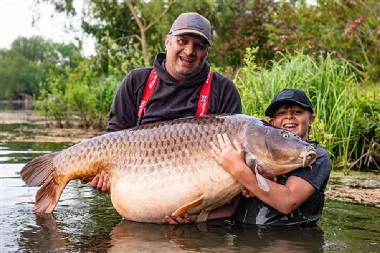 Cau be 11 tuoi lap ky luc the gioi nho cau ca chep nang 43,5kg