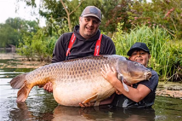 Cau be 11 tuoi lap ky luc the gioi nho cau ca chep nang 43,5kg