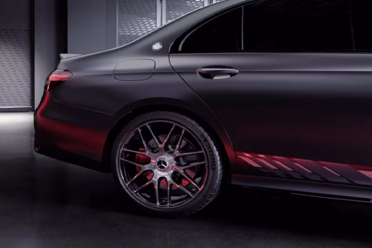 Cảm quan bên ngoài cho thấy mẫu xe nổi bật với màu sơn ngoại thất đen mờ cực kỳ bắt mắt cùng bộ vành 20 inch. Đuôi xe có thêm cánh gió sau vuốt nhẹ. Ở trụ C có thêm logo AMG nổi tiếng. Khách hàng có thể lựa chọn gói phụ kiện Carbon Package I và II.