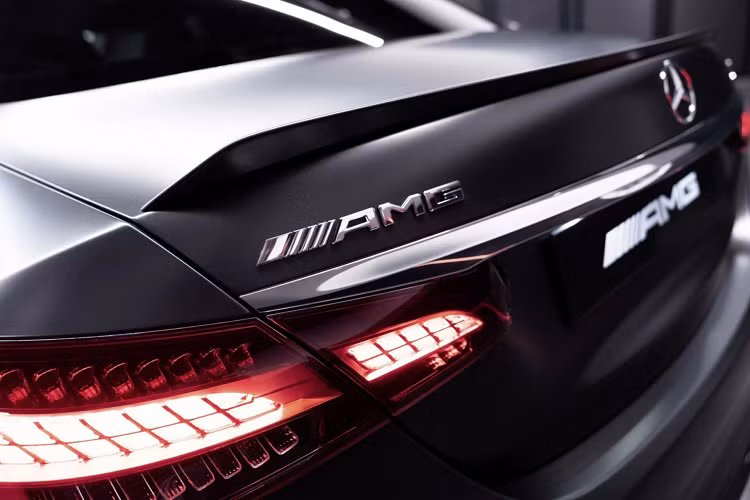 Mercedes-AMG cũng sử dụng da Nappa trên vô lăng đáy phẳng, cụm đồng hồ. Sợi carbon cũng hiện diện trên bảng điều khiển trung tâm.