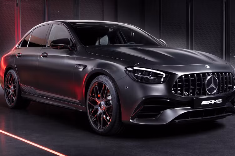 Như đã nói, đây là thế hệ cuối cùng sử dụng động cơ V8 tăng áp kép do đó mẫu xe mang nhiều giá trị tinh thần, sưu tầm nhiều hơn là một mẫu xe thể thao.