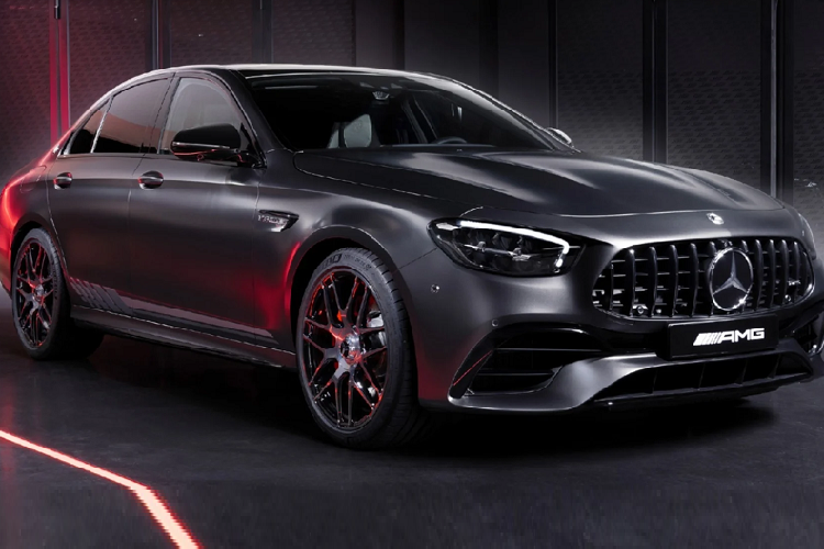 Trong khi thế hệ tiếp theo của Mercedes-Benz E-Class đang được phát triển, hãng xe Đức đã công bố phiên bản cuối cùng của chiếc xe hiệu suất cao Mercedes-AMG E 63 S 4Matic + 2022 mới. Phiên bản đặc biệt có sẵn ở cả hai biến thể sedan và wagon cùng số lượng sản xuất giới hạn 999 chiếc.