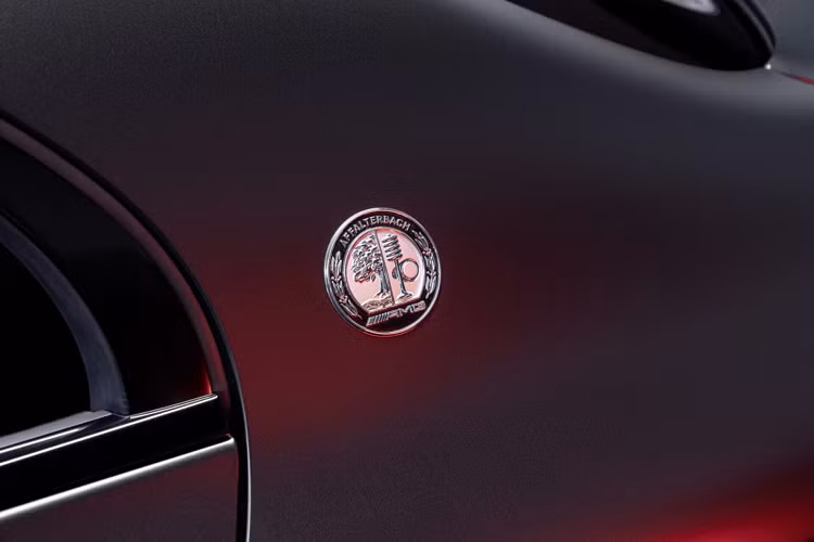 Dưới nắp capo là động cơ xăng V8 dung tích 4.0 lít tăng áp kép cho công suất 603 mã lực và mô-men xoắn 850 Nm. Sức mạnh được truyền tới cả bốn bánh nhờ hệ thống 4Matic+.