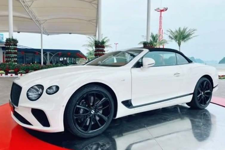 Bộ mâm xe có giá 167,2 triệu đồng, nội thất bọc da 2 tông đỏ Bordeaux và đen có giá 287,1 triệu đồng...